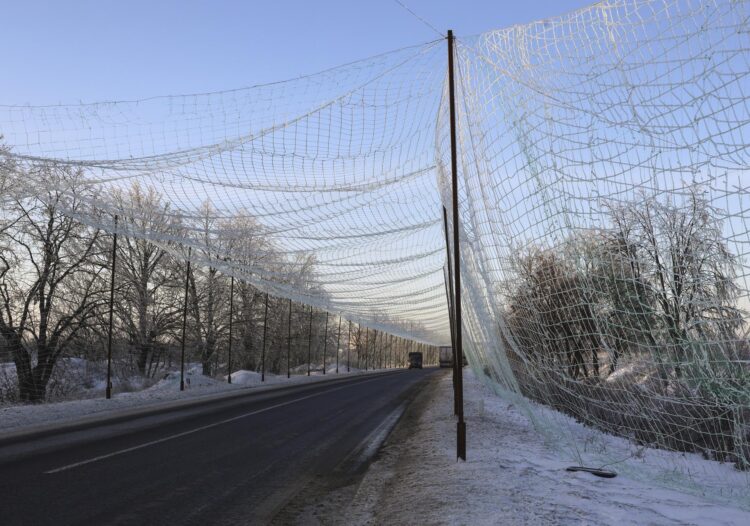 Red antidrones instalada a lo largo de una carretera en la región de Jarkov, al noreste de Ucrania, en una imagen del 2 de febrero de 2026. EFE/EPA/SERGEY KOZLOV