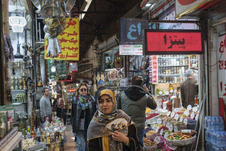 Un grupo de personas camina por el bazar de Tajrish, en el norte de Teherán, en vísperas del comienzo de Ramadán en la República Islámica de Irán. Comienza el mes sagrado del Ramadán en Irán bajo la sombra de las protestas en las que murieron miles de personas en la represión estatal y la amenaza de una intervención militar de Estados Unido, en medio del descreimiento de parte de la población con la República Islámica. EFE/ Jaime León