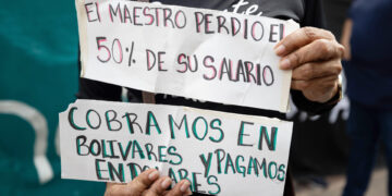 Sindicatos exigen respeto a los derechos laborales y aumentos de salarios ante el Ministerio del Trabajo