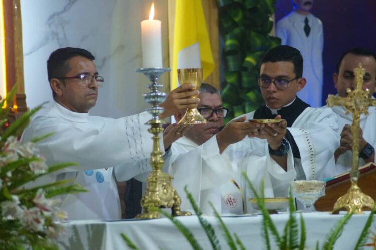 El nuevo sacerdote de la parroquia San Agustín de Hipona Ramón Urbina bendice el pan eucarístico.