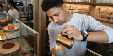 La migración venezolana deja su huella en la célebre gastronomía peruana