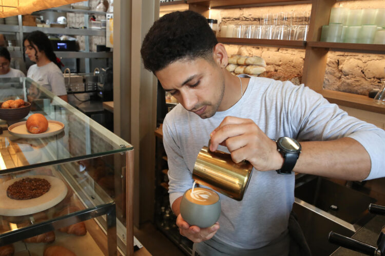 Una de las cafeterías de moda de Lima, considerada capital gastronómica de Latinoamérica, triunfa con cachapas de queso, arepas y pan de guayaba, una pista de que la comida venezolana ya forma parte de la reconocida gastronomía peruana. EFE/ Paolo Aguilar