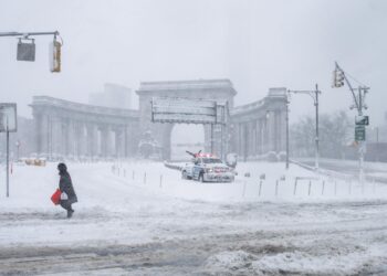 Potente tormenta paraliza el noreste de EE.UU. y deja a Nueva York bajo una nevada récord