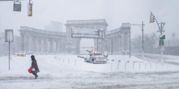 Potente tormenta paraliza el noreste de EE.UU. y deja a Nueva York bajo una nevada récord