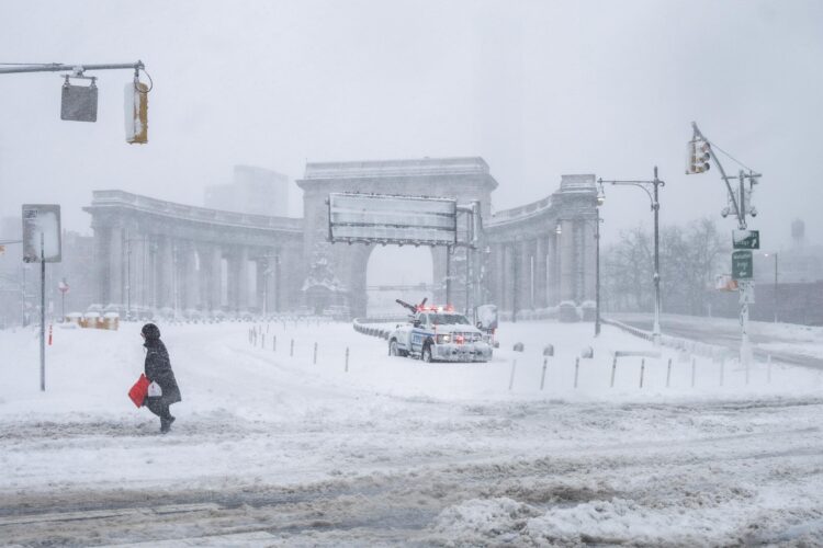 Un peatón camina junto a la entrada vehicular del Puente de Manhattan, en medio de una fuerte nevada durante la tormenta de nieve invernal en Nueva York, el 23 de febrero de 2026. EFE/OLGA FEDOROVA