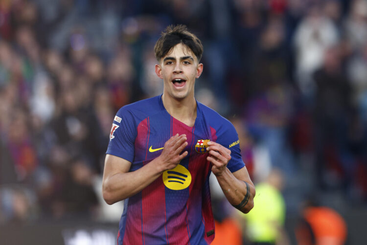 El centrocampista del Barcelona Marc Bernal celebra su gol ante el Mallorca durante el partido de LaLiga de fútbol entre el Barcelona y el Mallorca, en el Camp Nou. EFE/Quique Garcia