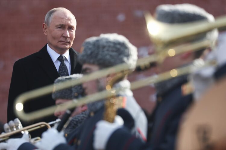 El presidente ruso, Vladímir Putin, este lunes 23 de febrero durante una ceremonia de colocación de coronas en la Tumba del Soldado Desconocido, cerca del Muro del Kremlin, en Moscú. EFE/EPA/YURI KOCHETKOV / SPUTNIK / KREMLIN POOL MANDATORY CREDIT