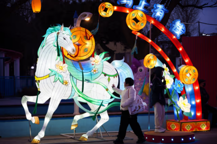 La festividad dura 15 días y es celebrada en múltiples países de Asia | Foto AFP