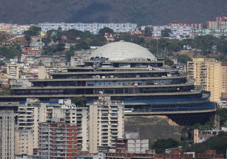 AME6815. CARACAS (VENEZUELA), 31/01/2026.- Fotografía que muestra el exterior de la cárcel El Helicoide este sábado, en Caracas (Venezuela). El Helicoide -una estructura en Caracas de la década de 1950 utilizada hoy como lugar de detención de presos políticos- pasará a ser "un centro social, deportivo, cultural y comercial", dijo la presidenta encargada de Venezuela, Delcy Rodríguez, que reveló la propuesta después de las excarcelaciones anunciadas hace un par de semanas. EFE/ Miguel Gutierrez