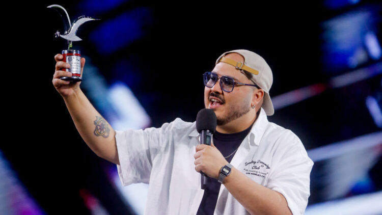 Antes de probar suerte en el stand up comedy, Esteban Urdaneta, contador auditor de profesión, trabajó de Uber en Chile