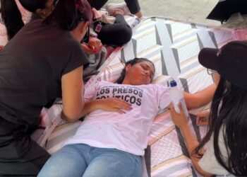 «Se desploman»: familiares de presos políticos presentan complicaciones de salud durante huelga de hambre