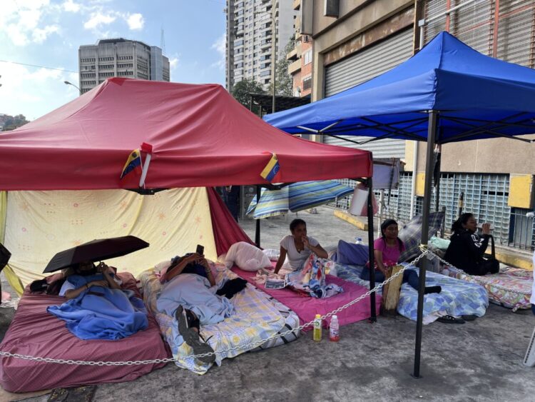 El grupo de mujeres, de las cuales varias ya han sufrido problema de salud, comenzó la huelga a las 6:00 am del sábado. Foto: @clippve