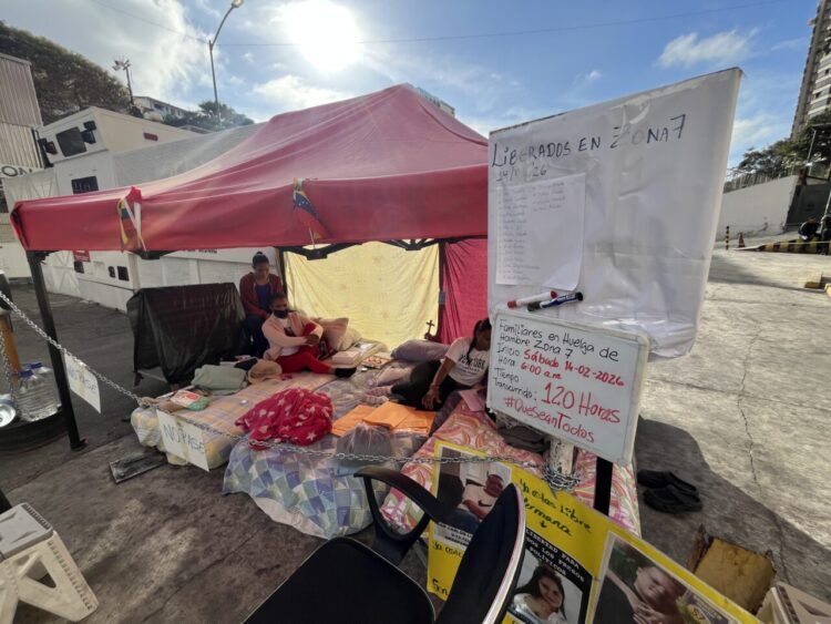 El grupo de mujeres, de las cuales varias ya han sufrido problema de salud, comenzó la huelga a las 6:00 am del sábado. Foto: @clippve