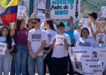 Movimiento Estudiantil del NURR y sociedad civil exigen libertad de presos políticos frente al Circuito Judicial