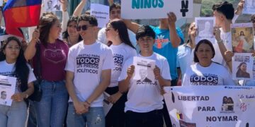 Movimiento Estudiantil del NURR y sociedad civil exigen libertad de presos políticos frente al Circuito Judicial