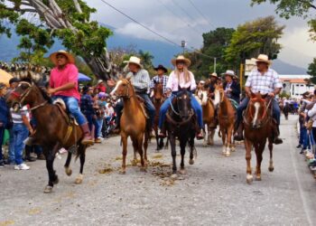 Mérida | Con la cabalgata internacional inicia oficialmente las Ferias del Sol 2026