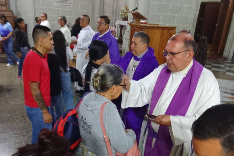 Se impuso la ceniza en la frente de los fieles.