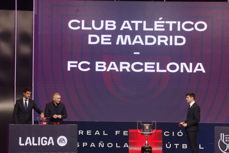 Atlético de Madrid-Barcelona y Athletic Club de Bilbao-Real Sociedad son las dos eliminatorias de semifinales de la Copa del Rey, según deparó el sorteo celebrado este viernes en la Ciudad del Fútbol de Las Rozas (Madrid). EFE/  Javier Lizon