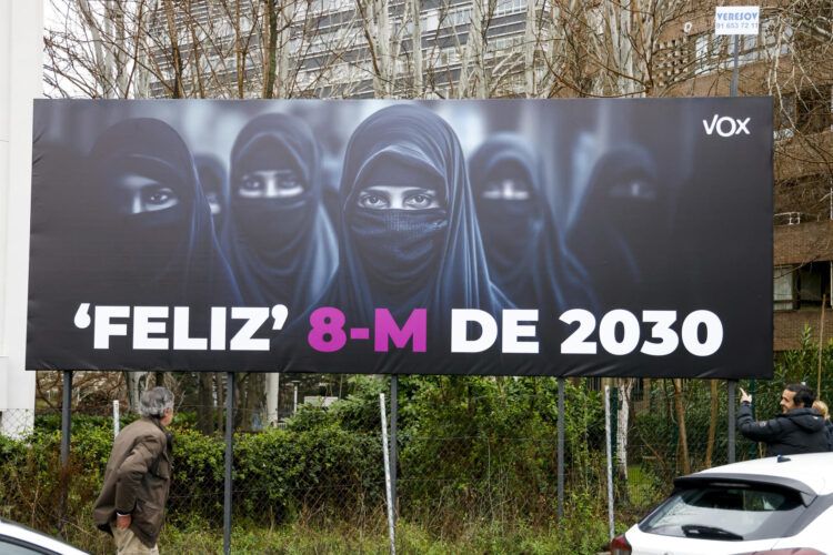 FOTO ARCHIVO. - Vista del cartel que Vox ha puesto en una valla de publicidad en el exterior de su sede en Madrid, con el texto : "Feliz 8M de 2030", EFE/Blanca Millez
