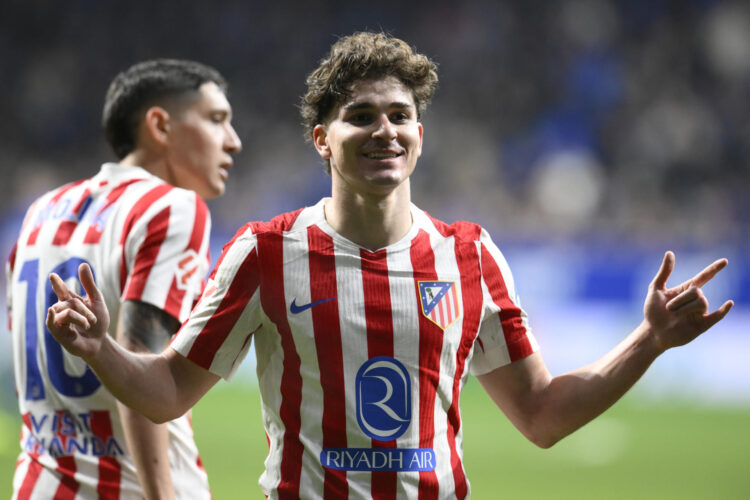 El delantero argentino del Atlético de Madrid Julian Álvarez celebra el primer gol del equipo rojiblanco durante el partido de la jornada 26 de LaLiga de fútbol que Real Oviedo y Atlético de Madrid disputaron en el estadio Carlos Tartiere. EFE/Eloy Alonso