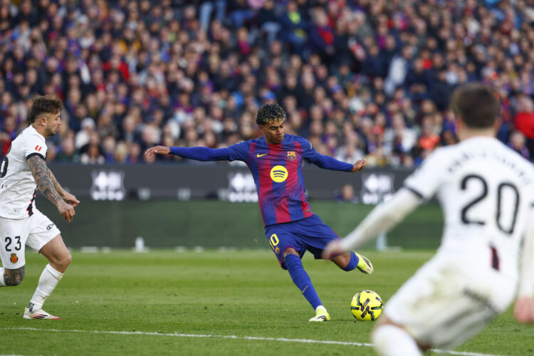 Lamine Yamal, durante el partido ante el Mallorca. EFE/ Quique García