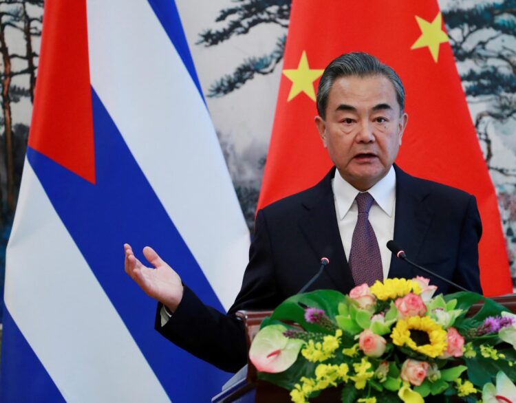 Fotografía de archivo del ministro chino de Exteriores, Wang Yi, durante una visita en 2019 a Pekín de su homólogo cubano, Bruno Rodríguez.
EFE/ How Hwee Young