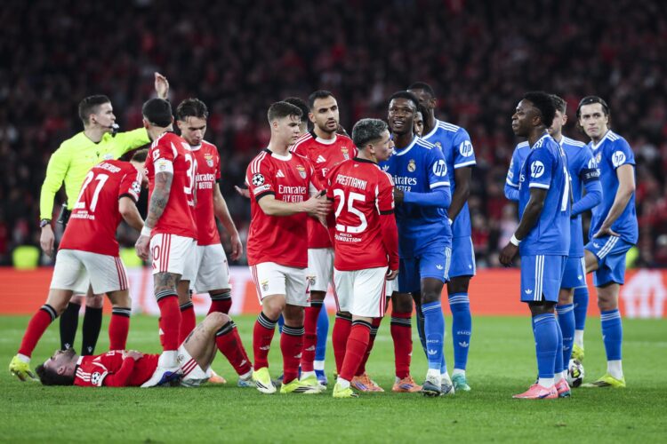 Los jugadores Gianluca Prestianni y Vinicius Junior discuten durante el partido de Liga de Campeones entre el Benfica y el Real Madrid en Lisboa, este martes. EFE/EPA/JOSE SENA GOULAO