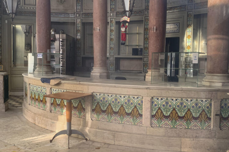 La panadería patriarcal Sâo Roque, cerrada a finales de enero, es el último negocio tradicional que ha desaparecido en Lisboa. Lisboa se está quedando huérfana de las cafeterías y pastelerías tradicionales que han acompañado a muchas generaciones, ante una oleada de cierres derivada del alto precio de los alquileres y el turismo masivo, para el que se abren otro tipo de establecimientos. Muchas de ellas, con décadas e incluso algún siglo de historia, dan paso a comercios orientados a los visitantes como hostales, consignas o franquicias internacionales, dejando atrás la idiosincrasia de los barrios y poniendo en contra a sus residentes.- EFE/ Blas Díaz