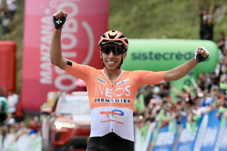 El ciclista colombiano Egan Bernal del equipo Ineos celebra al ganar el Campeonato Nacional de Ruta Sistecrédito 2026 este domingo, en Zipaquirá (Colombia). EFE/ Carlos Ortega