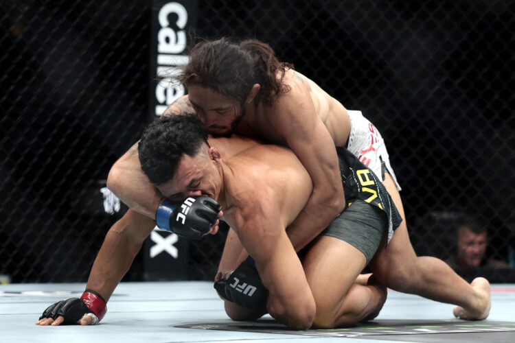 Douglas Silva de Andrade (Abajo) de Brasil enfrenta a Javier Reyes de Colombia en la categoría peso pluma de la Ultimate Fighting Championship (UFC) en la Arena Ciudad de México (México). EFE/ José Méndez