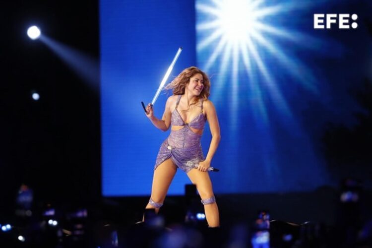 Fotografía de archivo del 7 de febrero de 2026 que muestra a la colombiana Shakira durante un concierto. EFE/ Rodrigo Sura