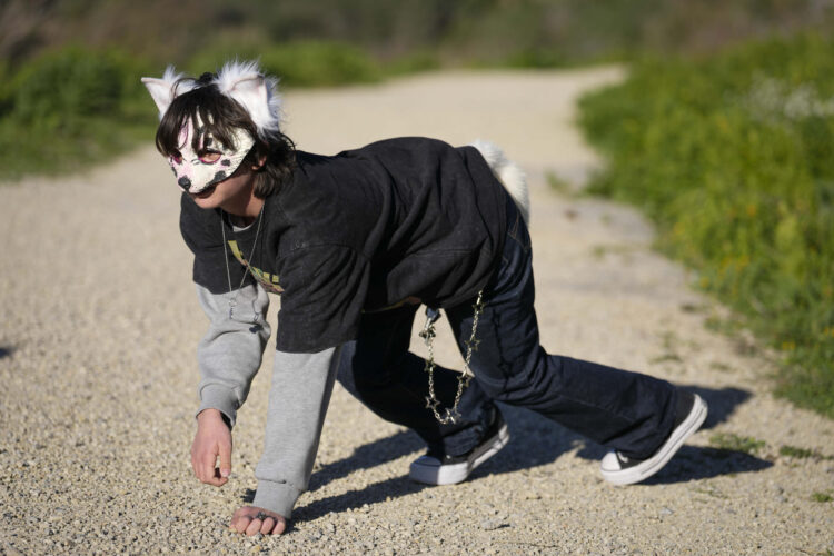 Los 'therian', jóvenes que se identifican y actúan como animales, un fenómeno que llega a España. EFE/Enric Fontcuberta