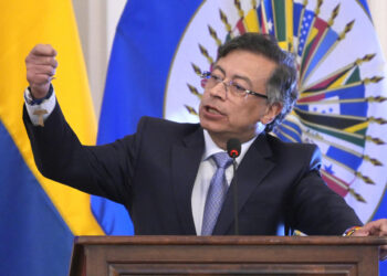 Petro respeta fallo judicial que suspende aumento de salario mínimo y llama a concertación