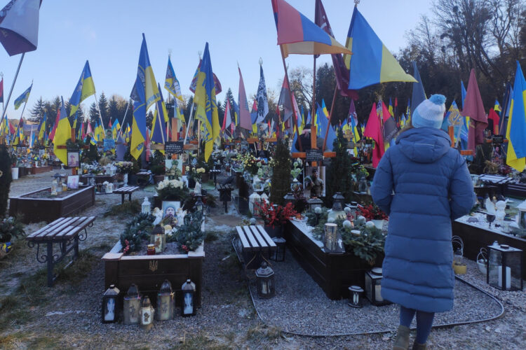 FOTO ARCHIVO. - Familiares acuden a las tumbas de sus seres queridos, caídos en la Guerra contra Rusia, EFE/ Rostyslav Averchuk