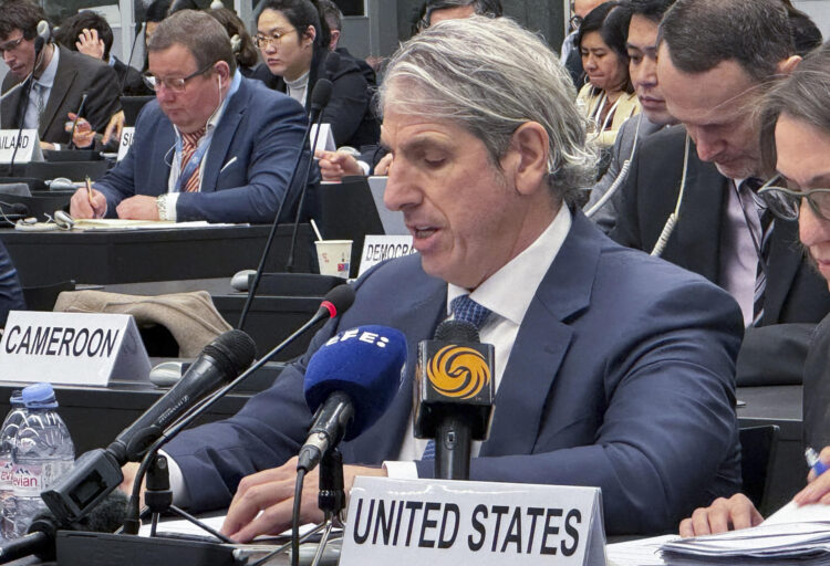 El subsecretario de Estado para el Control de Armamento del Gobierno estadounidense, Thomas DiNanno, interviene en la Conferencia de Desarme de la ONU, la única instancia que existe a nivel mundial que reúne a los países en torno a este objetivo, este viernes en Ginebra. Estados Unidos acusó este viernes a China de haber realizado "una acumulación masiva y deliberada" de armas nucleares y que persigue tener un arsenal similar al suyo o al de Rusia. EFE/Antonio Broto