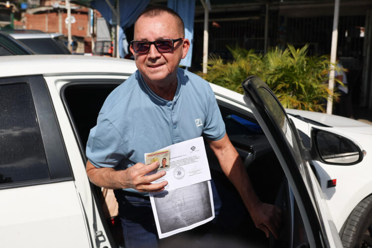 Camilo Roso sostiene una boleta de excarcelación tras ser liberado de la cárcel El Rodeo I en Guatire, municipio Zamora (Venezuela). EFE/ Miguel Gutiérrez