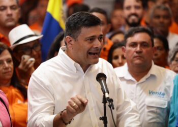 Freddy Superlano recibe oficialmente su libertad