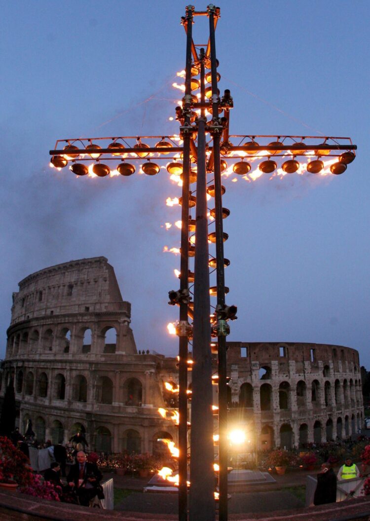 FOTO ARCHIVO. Un cruz encendida frente al Coliseo de Roma. EFE/CLAUDIO PERI