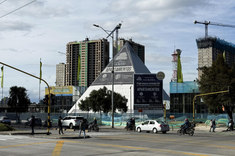 Fotografía que muestra la antigua sede principal de la empresa Movistar este jueves, en Bogotá (Colombia). EFE/ Carlos Ortega