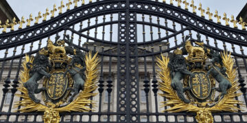 La detención de Andrés acerca al expríncipe a su caída definitiva