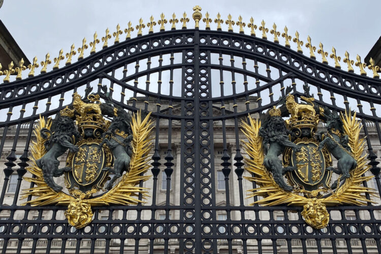 La entrada del Palacio de Buckingham en Londres, Reino Unido este jueves. EFE/ Luis Campello