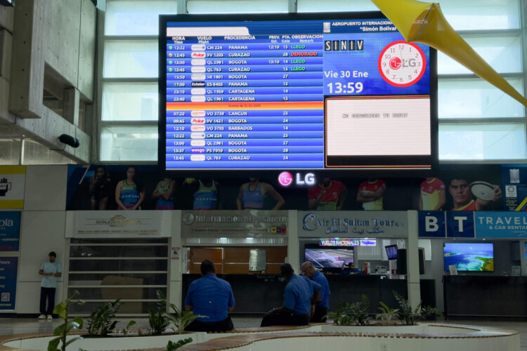 Fotografía que muestra una pantalla con el numero de vuelos en el Aeropuerto Internacional de Maiquetia, en La Guaira (Venezuela). EFE/ Ronald Peña
