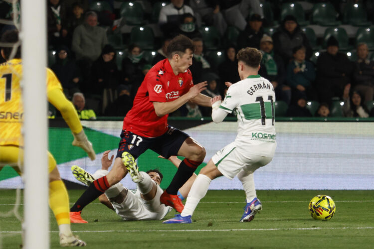 El centrocampista del Elche, Germán Valera (d), intenta cortar el avance del delantero croata de Osasuna, Ante Budimir, durante el encuentro correspondiente a la jornada 24 de Laliga EA Sports que disputaron Elche y Osasuna en el estadio Martínez Valero, en la localidad alicantina. EFE / Pablo Miranzo.