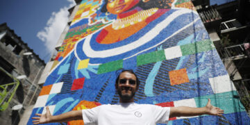 Una Gioconda salvadoreña hecha con tapas de plástico: obra del venezolano Oscar Olivares