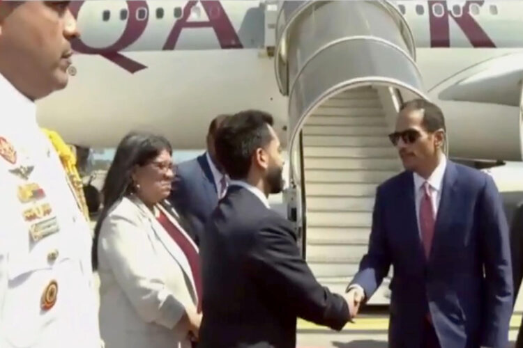 Captura de pantalla tomada de la transmisión del canal estatal Venezolana de Televisión (VTV) que muestra al primer ministro de Catar, Mohammed Bin Abdulrahman Al Thani (d), llegando este martes al Aeropuerto Internacional Simón Bolívar de Maiquetía (Venezuela), para "cumplir una amplia agenda de trabajo que busca potenciar y fortalecer las relaciones" bilaterales. EFE/ Venezolana de Televisión