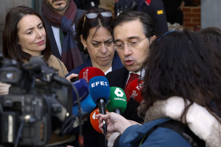 El ministro español de Asuntos Exteriores, José Manuel Albares, atiende este viernes los medios de comunicación en la ciudad de Barcelona. EFE/Toni Albir