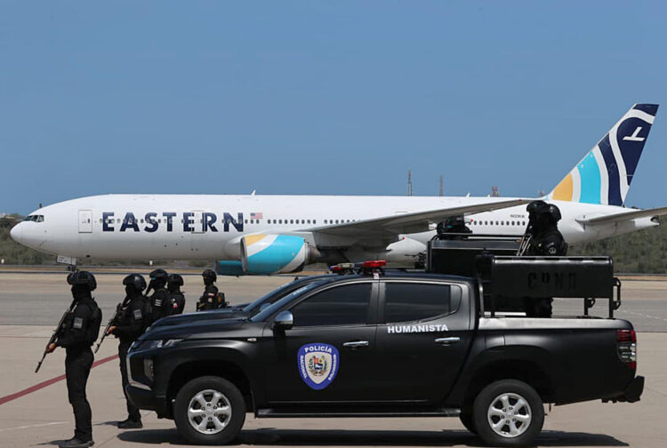 Fotografía cedida por el Ministerio de Interior, Justicia y Paz de Venezuela que muestra a integrantes de la Policía Nacional Bolivariana (PNB) custodiando un avión de la aerolínea Eastern en el Aeropuerto Internacional Simón Bolívar de Maiquetía (Venezuela). EFE/ Ministerio de Interior, Justicia y Paz