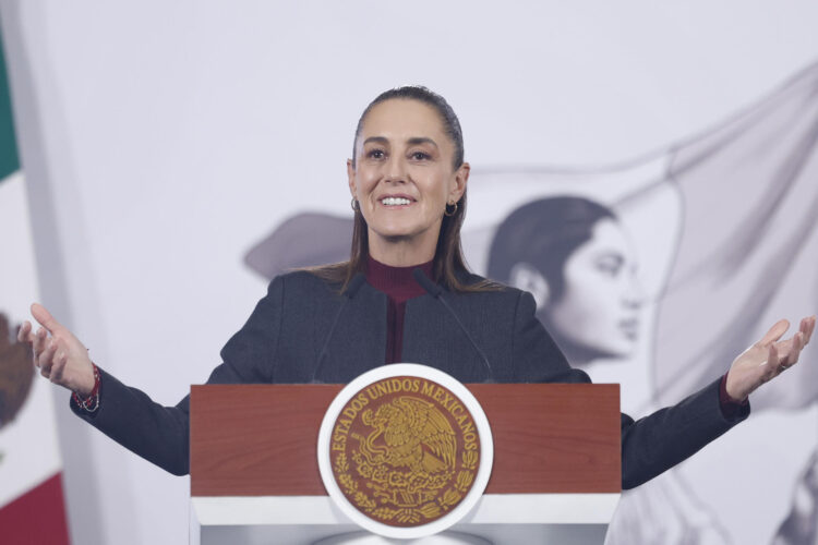 La presidenta de México, Claudia Sheinbaum, habla durante una rueda de prensa este viernes, en el Palacio Nacional de Ciudad de México (México). EFE/ Sáshenka Gutiérrez