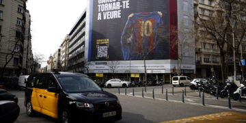 Leo Messi aparece en la precampaña azulgrana con una imagen suya en una lona gigante