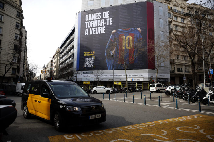 - El argentino Leo Messi se ha convertido, indirectamente, en el protagonista este miércoles de la campaña electoral del Barcelona, ya que ha aparecido en una lona gigante en el centro de la ciudad con su imagen, una iniciativa auspiciada desde la precandidatura de Marc Ciria (Movimiento 42). EFE/Alberto Estévez